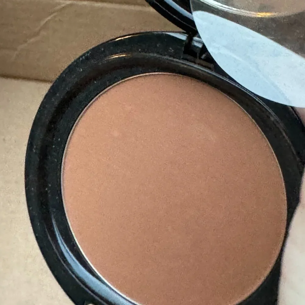 OSP Cosmetics Photochromatic Pressed Powder in Coffeehouse